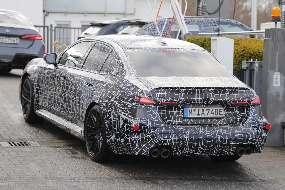 BMW M5 facelift 2028: la sportiva bavarese si rinnova con Panoramic Vision  (13)