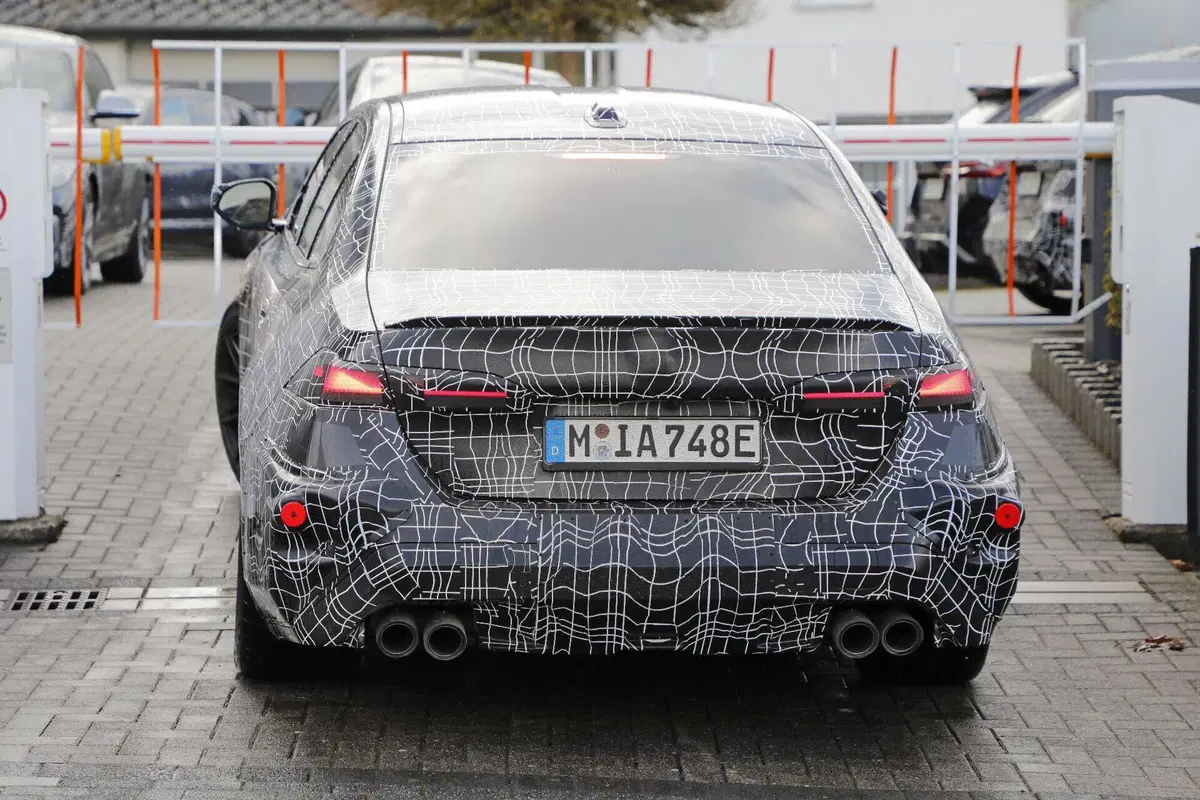 BMW M5 facelift 2028: la sportiva bavarese si rinnova con Panoramic Vision  (14)