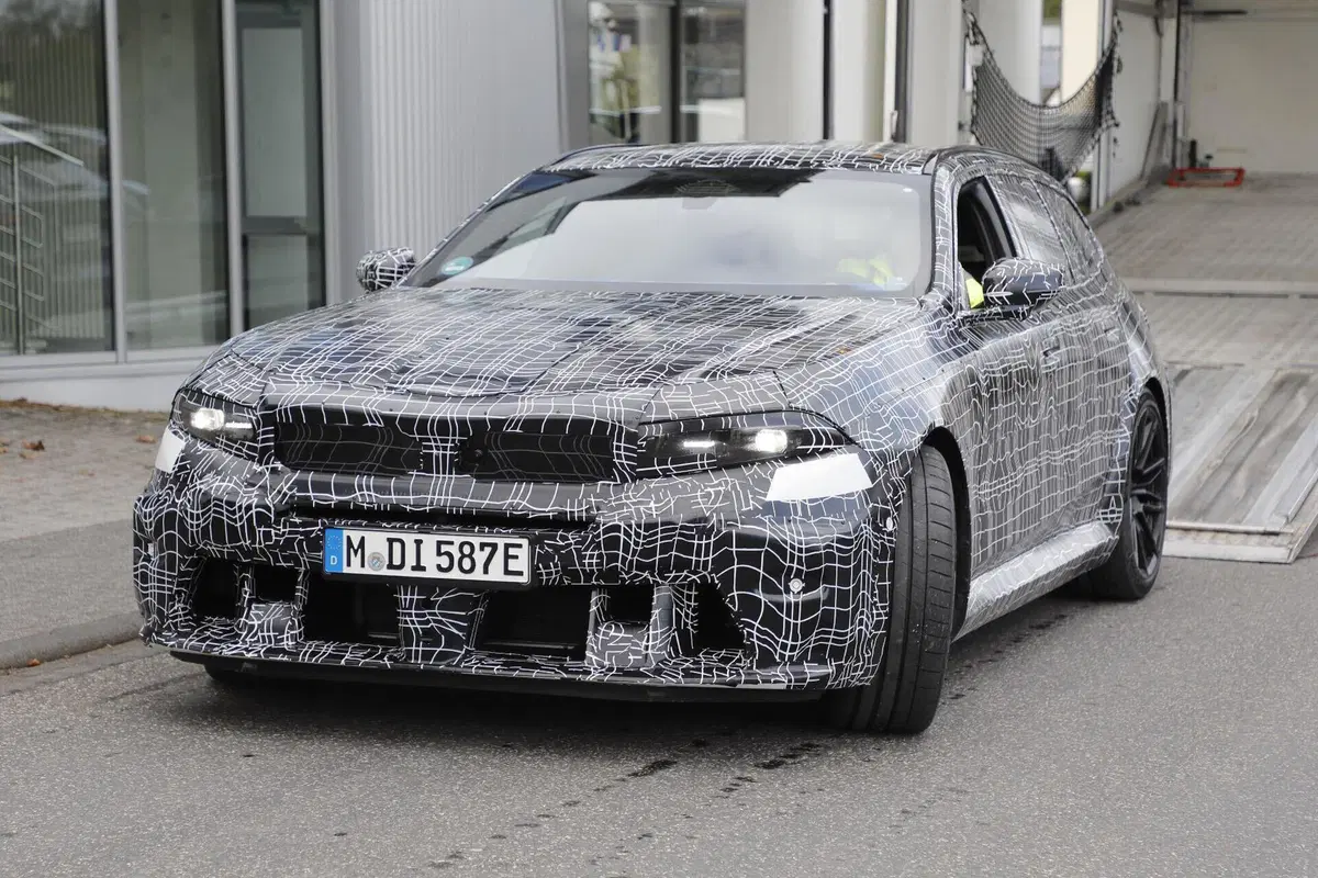 BMW M5 facelift 2028: la sportiva bavarese si rinnova con Panoramic Vision  (16)