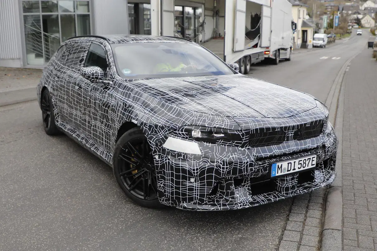 BMW M5 facelift 2028: la sportiva bavarese si rinnova con Panoramic Vision  (17)