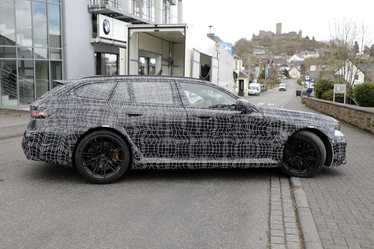 BMW M5 facelift 2028: la sportiva bavarese si rinnova con Panoramic Vision  (18)