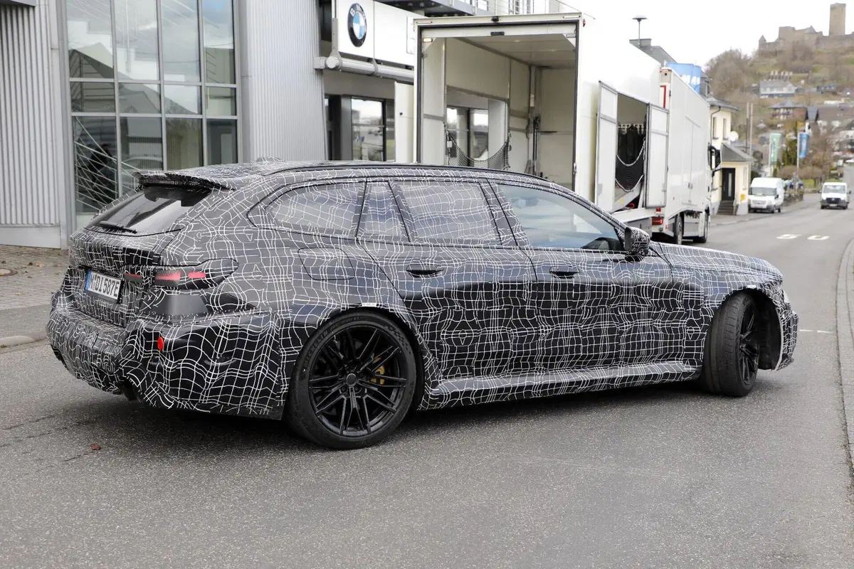 BMW M5 facelift 2028: la sportiva bavarese si rinnova con Panoramic Vision  (19)