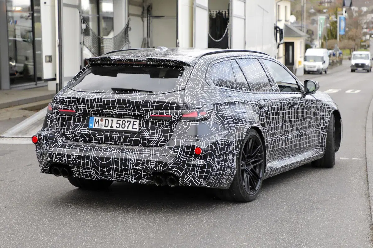 BMW M5 facelift 2028: la sportiva bavarese si rinnova con Panoramic Vision  (20)
