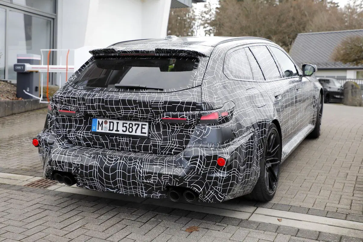 BMW M5 facelift 2028: la sportiva bavarese si rinnova con Panoramic Vision  (21)