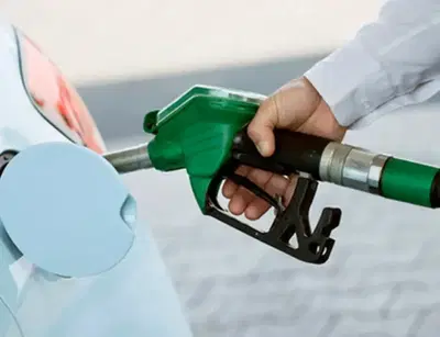 Prezzi benzina e diesel, che disastro! Il taglio delle accise sui carburanti in vigore da oggi, ma alla pompa i prezzi salgono