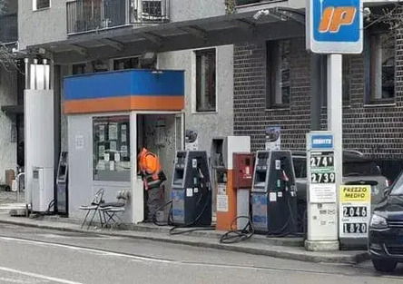  Benzina alle stelle a Milano: toccati i 2,73 €/litro, è il record storico in Italia
