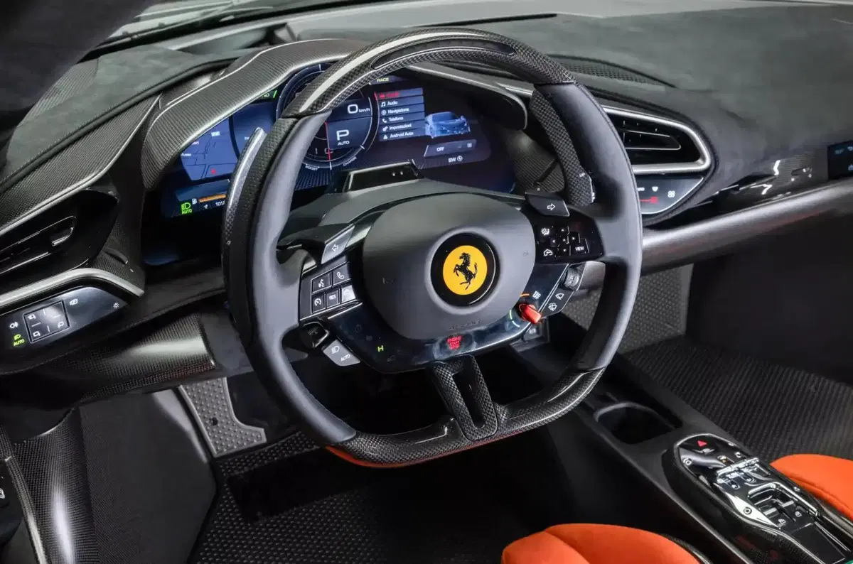 Ferrari contro i comandi touch: "Costano la metà, non sono progresso". E ora offre il retrofit ai clienti