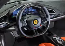 Ferrari contro i comandi touch: Costano la metà, non sono progresso. E ora offre il retrofit ai clienti