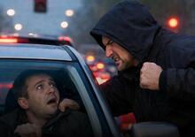 Difesa personale in auto: cosa fare in caso di aggressione o rapina (e cosa dice la legge)