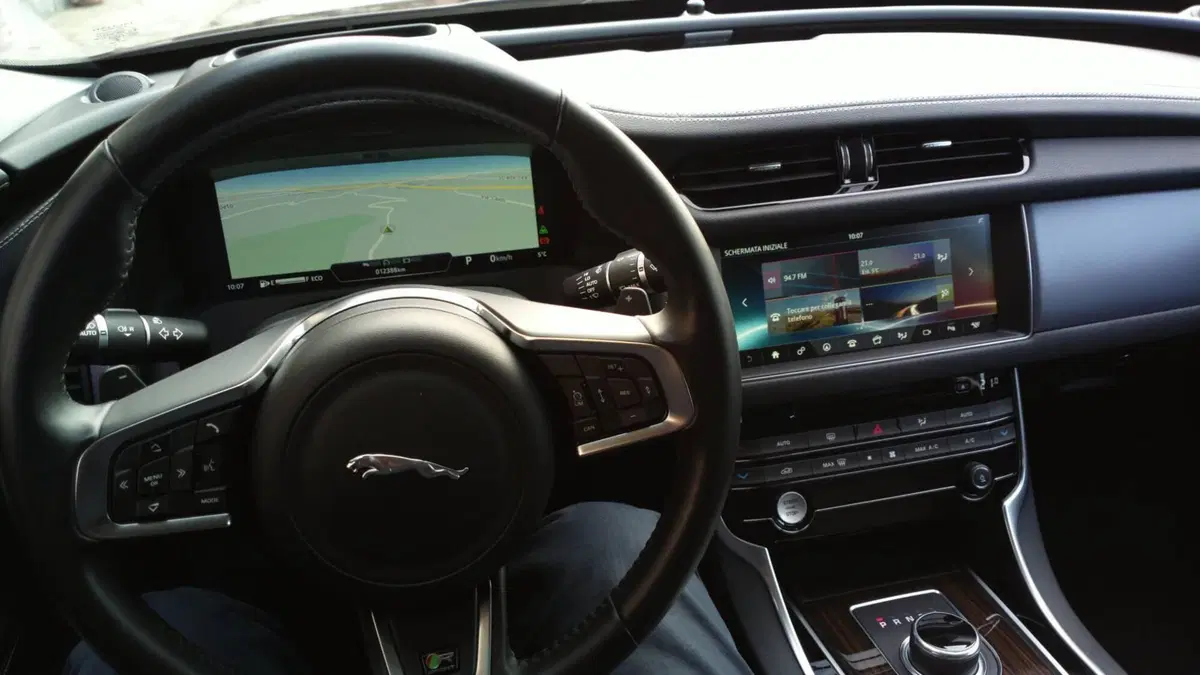 Jaguar XF usata a Asti (4)