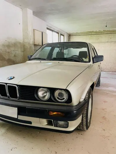 BMW 318i d'epoca del 1989 a Gualdo Tadino