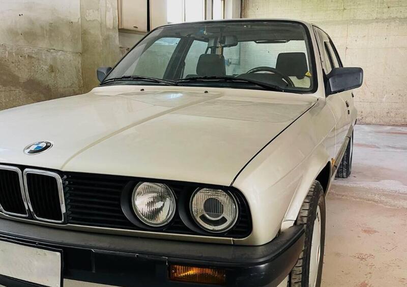 BMW 318id'epoca del 1989 a Gualdo Tadino