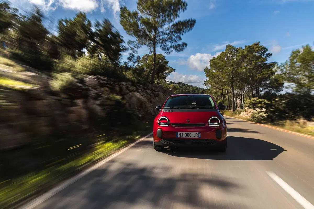 Renault Twingo E-Tech: la city car elettrica che vuole riscrivere le regole del segmento A [VIDEO] (6)