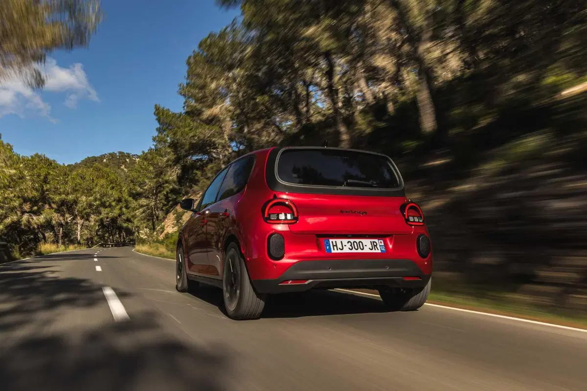 Renault Twingo E-Tech: la city car elettrica che vuole riscrivere le regole del segmento A [VIDEO] (10)