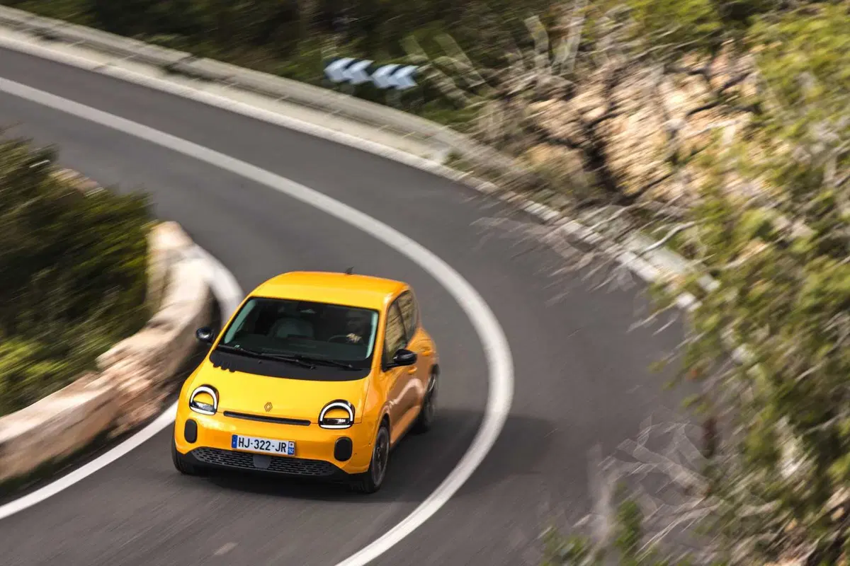 Renault Twingo E-Tech: la city car elettrica che vuole riscrivere le regole del segmento A [VIDEO] (16)