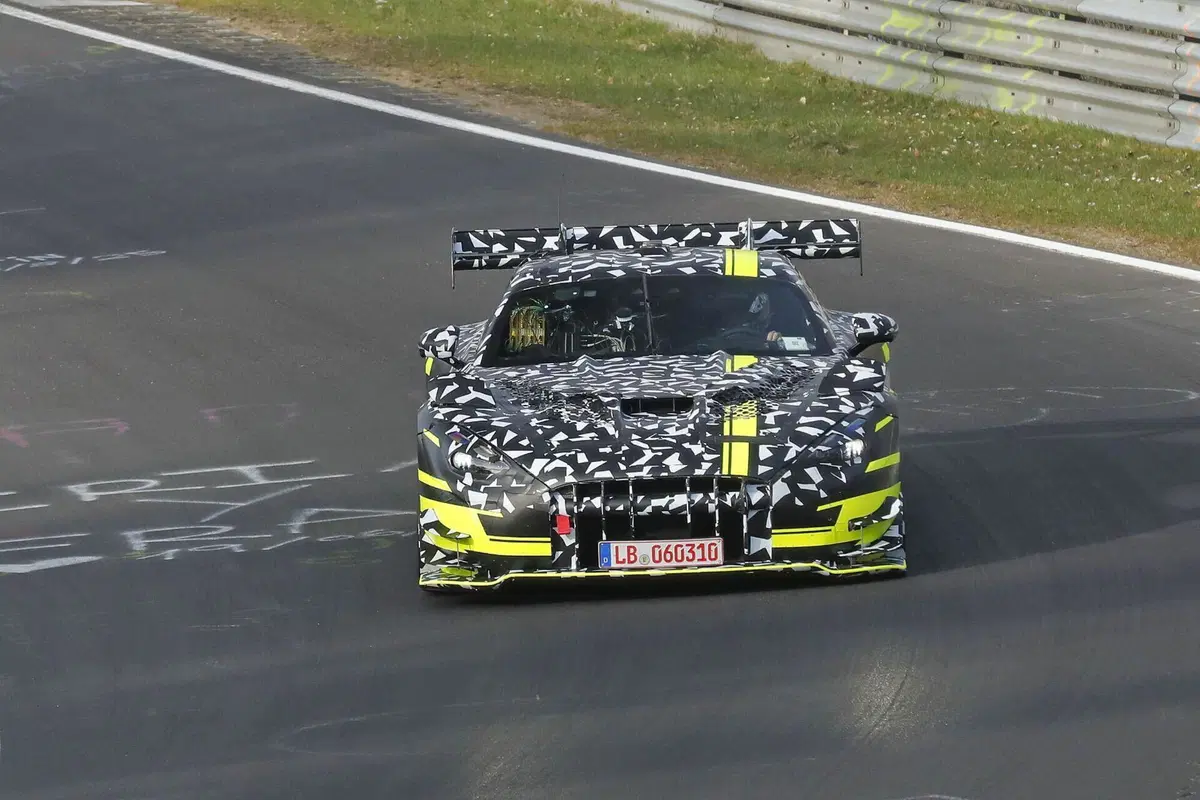 Mercedes-AMG misteriosa al Nürburgring, prototipo segreto avvistato in pista: nessuno sa cosa sia (2)