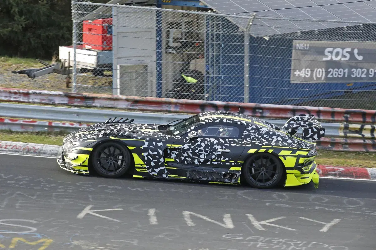 Mercedes-AMG misteriosa al Nürburgring, prototipo segreto avvistato in pista: nessuno sa cosa sia (5)