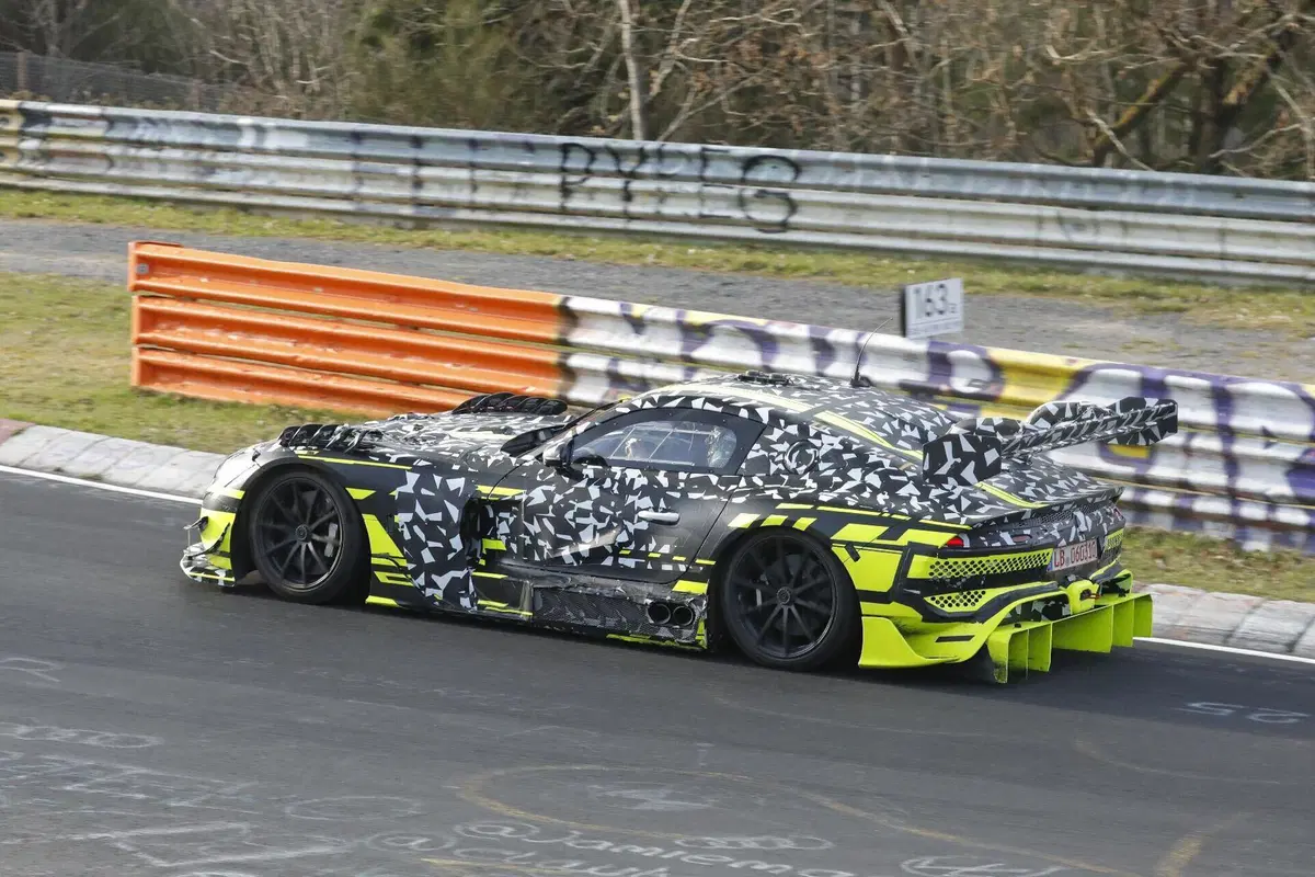 Mercedes-AMG misteriosa al Nürburgring, prototipo segreto avvistato in pista: nessuno sa cosa sia (7)