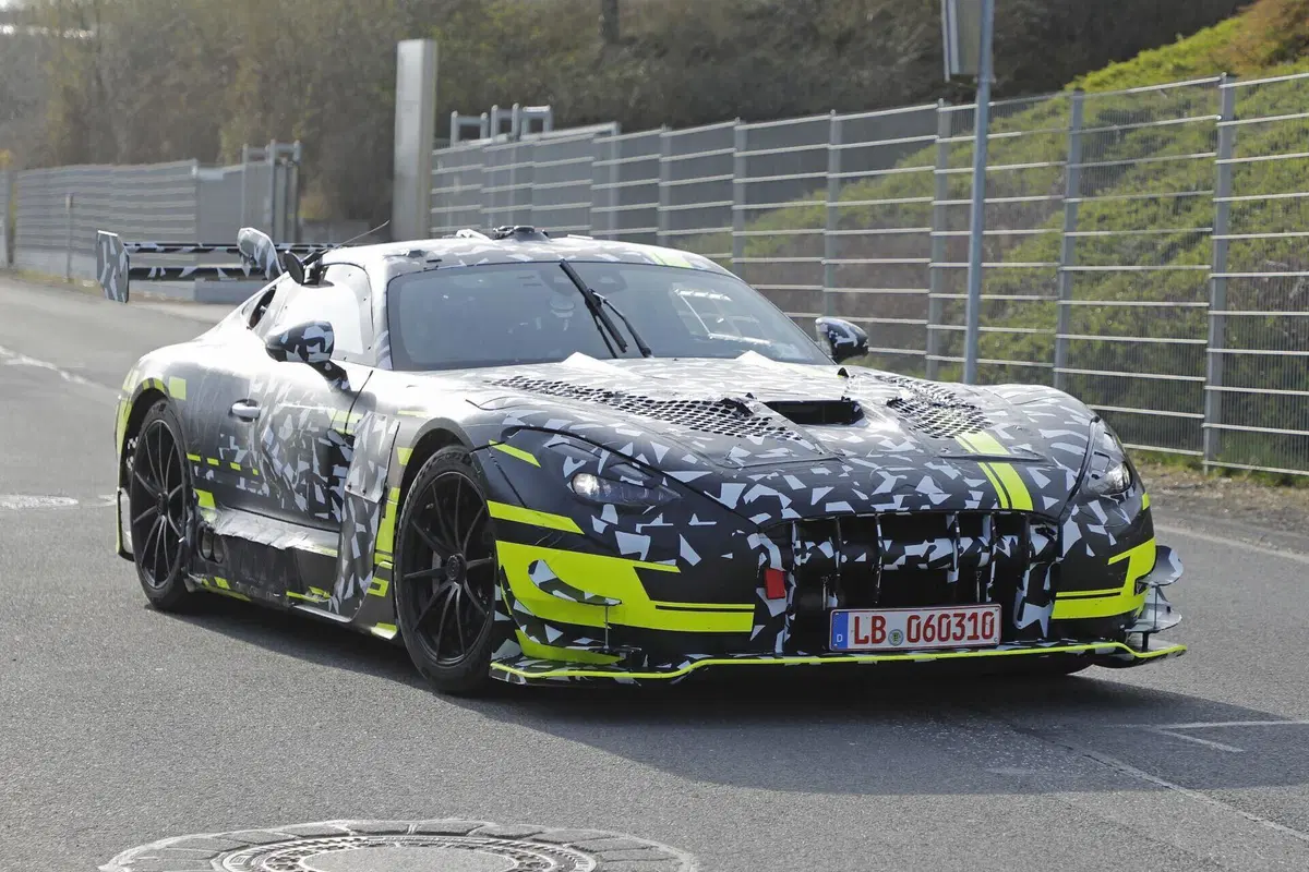 Mercedes-AMG misteriosa al Nürburgring, prototipo segreto avvistato in pista: nessuno sa cosa sia (10)
