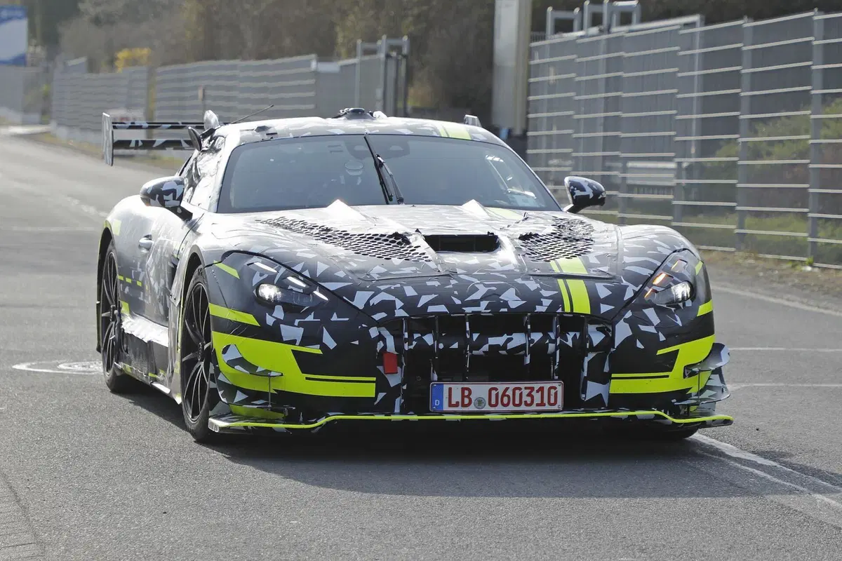 Mercedes-AMG misteriosa al Nürburgring, prototipo segreto avvistato in pista: nessuno sa cosa sia (11)