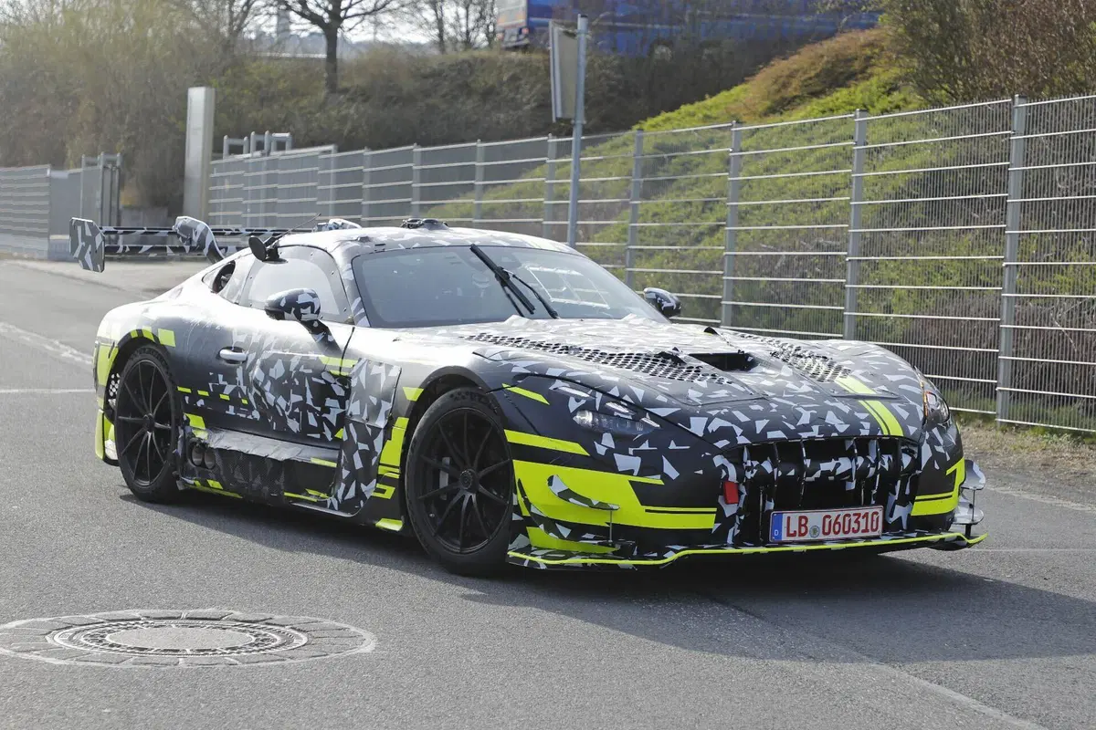Mercedes-AMG misteriosa al Nürburgring, prototipo segreto avvistato in pista: nessuno sa cosa sia (12)