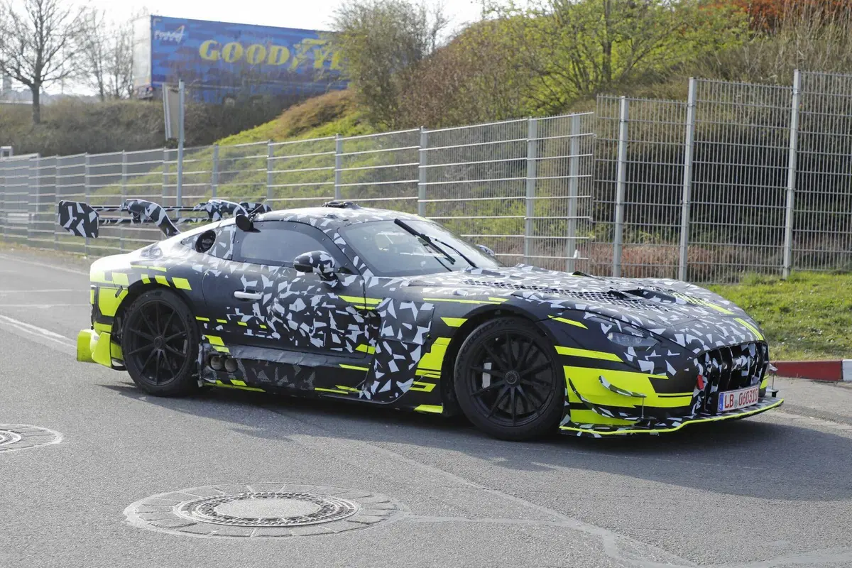 Mercedes-AMG misteriosa al Nürburgring, prototipo segreto avvistato in pista: nessuno sa cosa sia (13)
