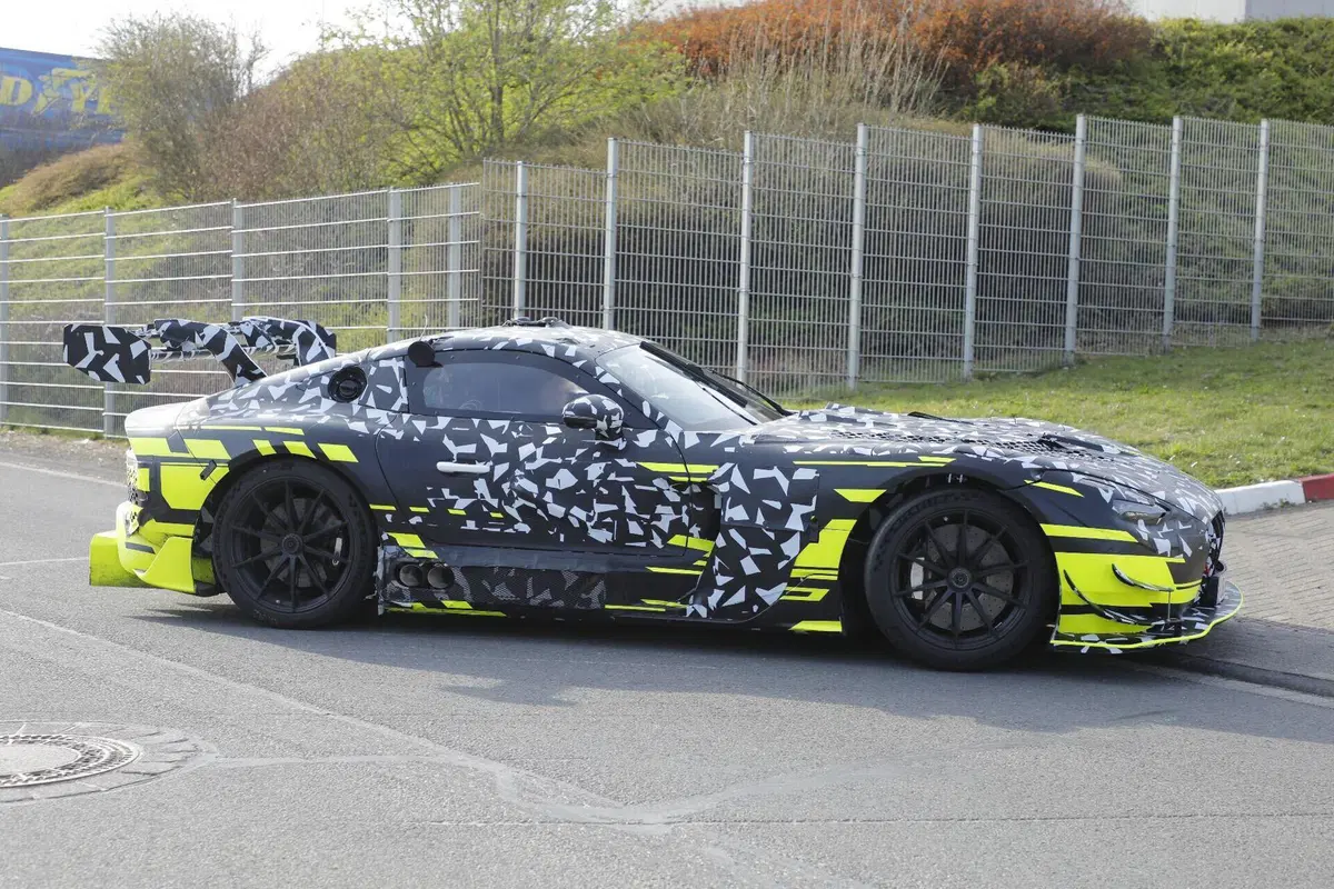 Mercedes-AMG misteriosa al Nürburgring, prototipo segreto avvistato in pista: nessuno sa cosa sia (14)