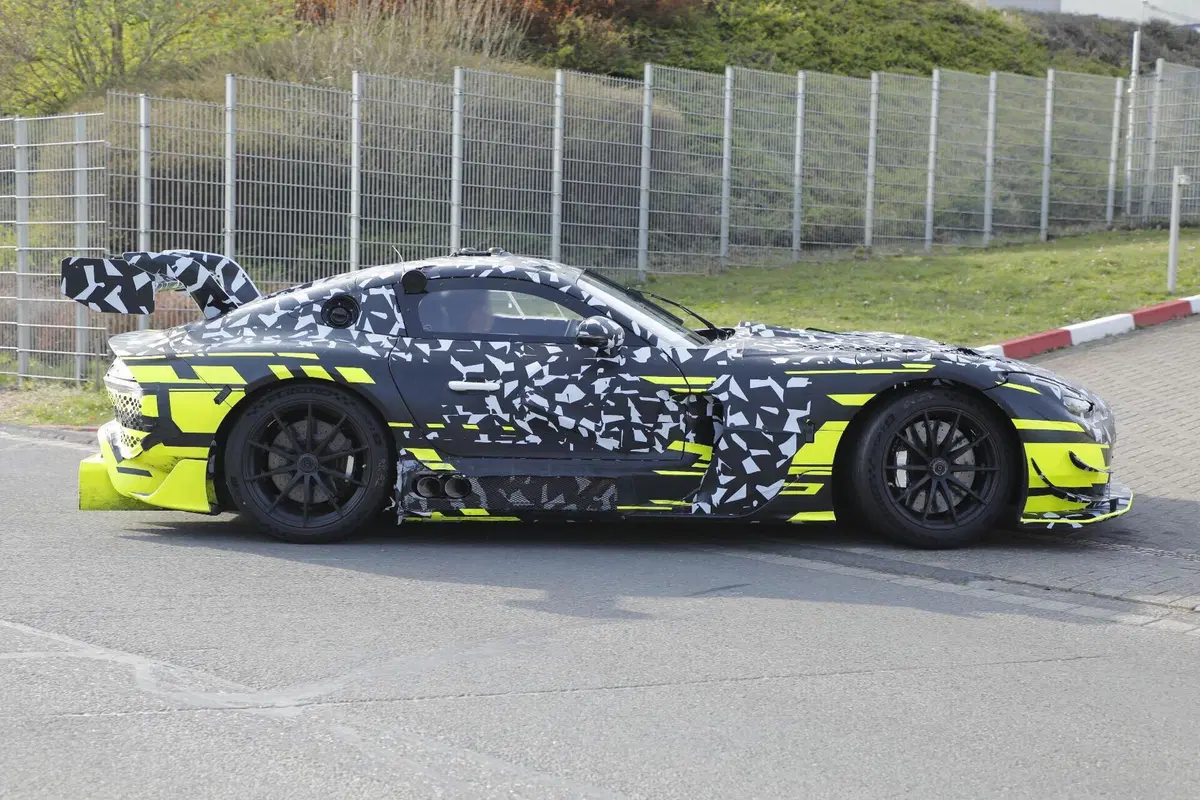 Mercedes-AMG misteriosa al Nürburgring, prototipo segreto avvistato in pista: nessuno sa cosa sia (15)