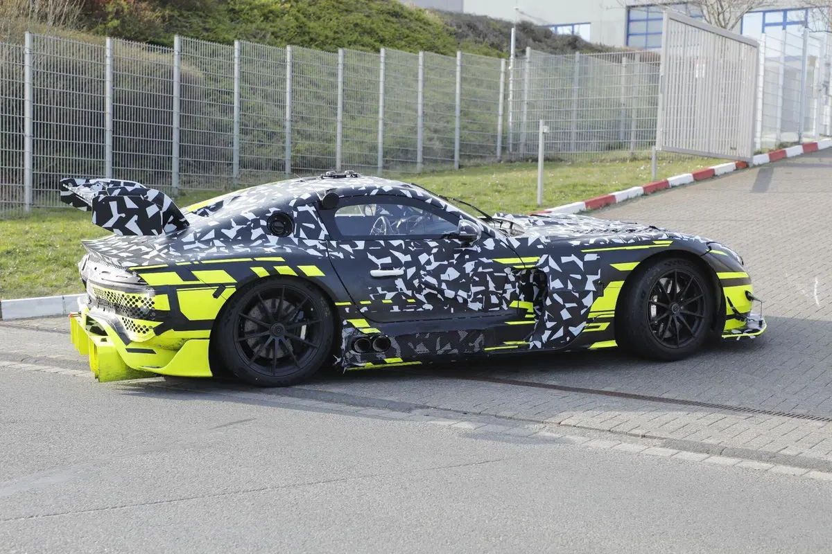 Mercedes-AMG misteriosa al Nürburgring, prototipo segreto avvistato in pista: nessuno sa cosa sia (16)