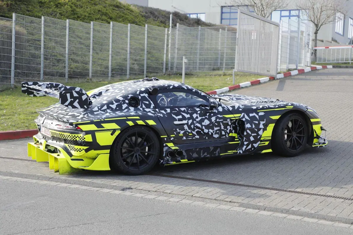 Mercedes-AMG misteriosa al Nürburgring, prototipo segreto avvistato in pista: nessuno sa cosa sia (17)