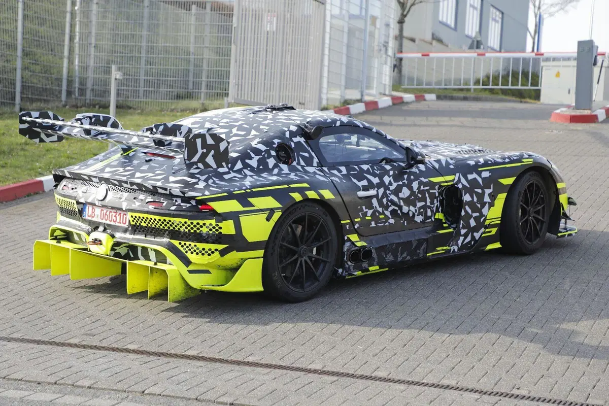 Mercedes-AMG misteriosa al Nürburgring, prototipo segreto avvistato in pista: nessuno sa cosa sia (18)