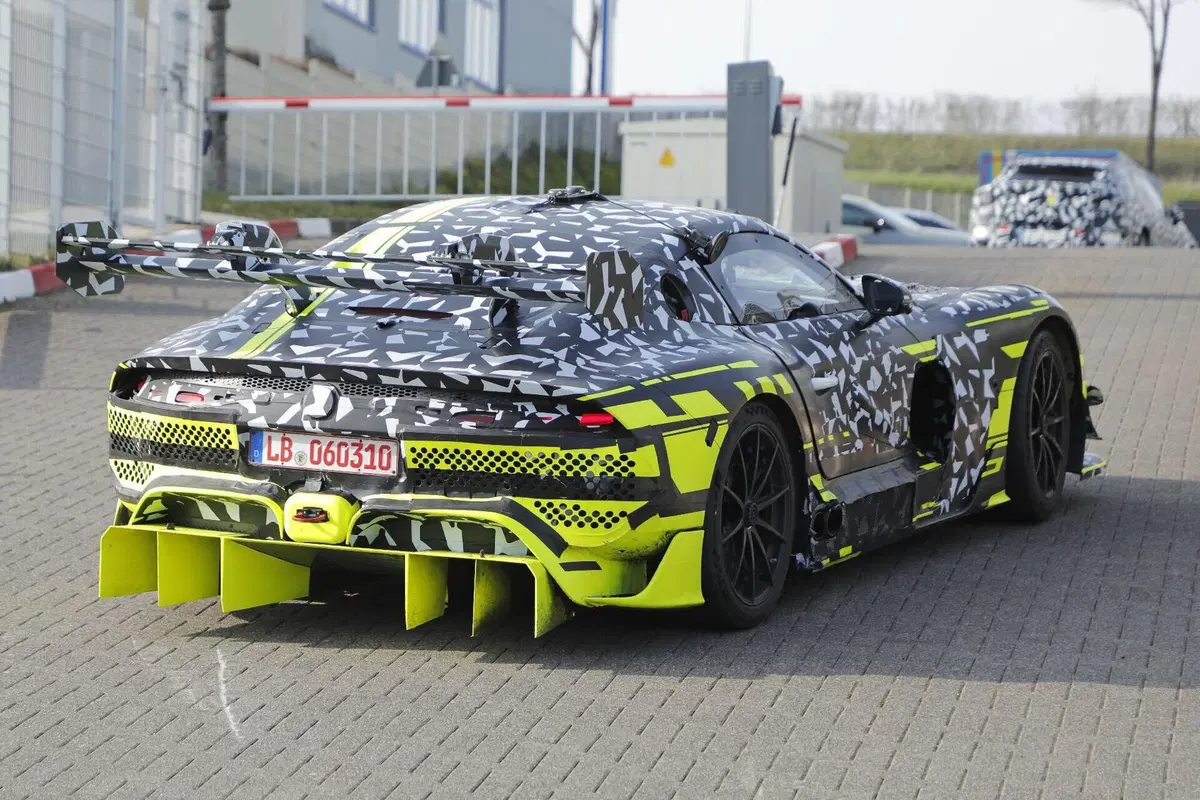 Mercedes-AMG misteriosa al Nürburgring, prototipo segreto avvistato in pista: nessuno sa cosa sia (19)