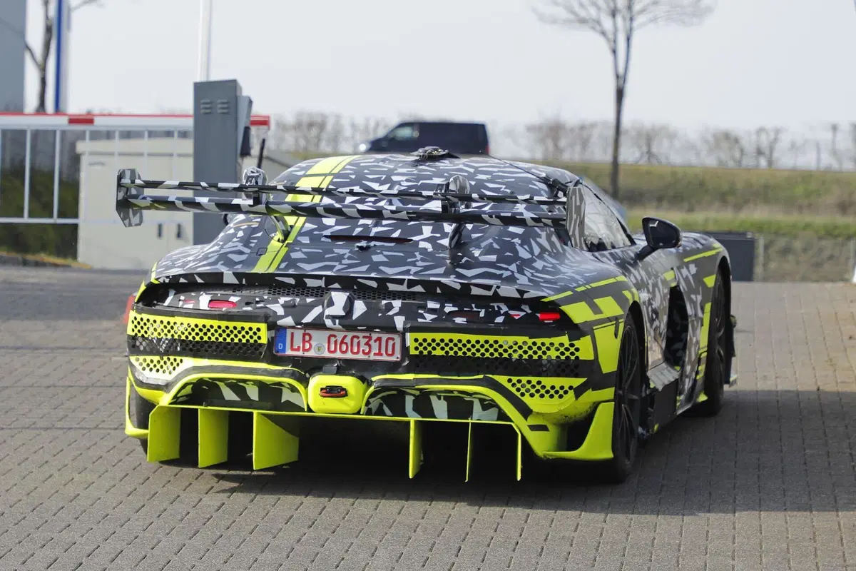 Mercedes-AMG misteriosa al Nürburgring, prototipo segreto avvistato in pista: nessuno sa cosa sia (20)