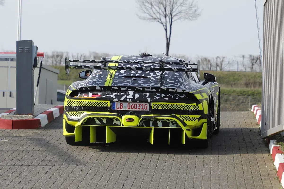 Mercedes-AMG misteriosa al Nürburgring, prototipo segreto avvistato in pista: nessuno sa cosa sia (21)