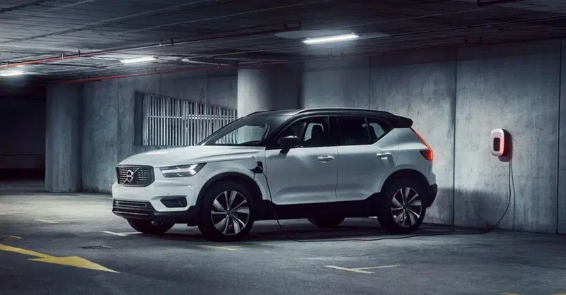 Mercato auto europee, torna la crescita a febbraio: boom plug-in, BYD vola e Stellantis ritorna 