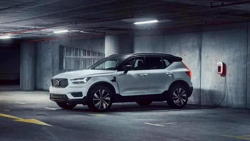 Mercato auto europee, torna la crescita a febbraio: boom plug-in, BYD vola e Stellantis ritorna 