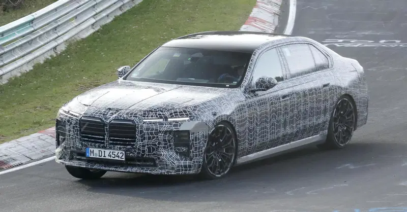 BMW Serie 7, cambia (quasi) tutto: ecco le foto spia del restyling