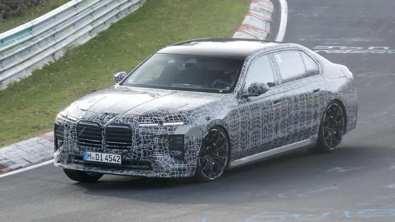 BMW Serie 7, cambia (quasi) tutto: ecco le foto spia del restyling