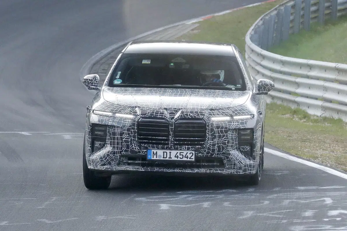 BMW Serie 7, cambia (quasi) tutto: ecco le foto spia del restyling