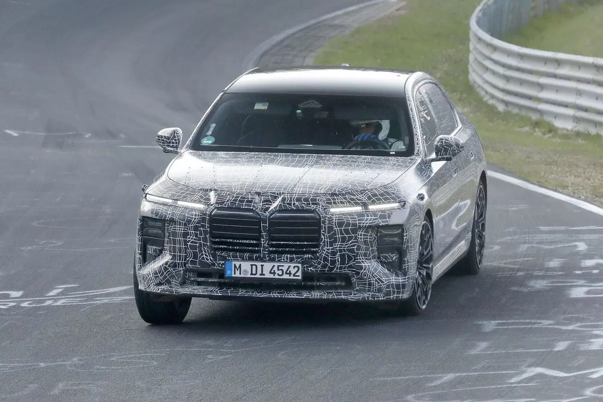 BMW Serie 7, cambia (quasi) tutto: ecco le foto spia del restyling (2)