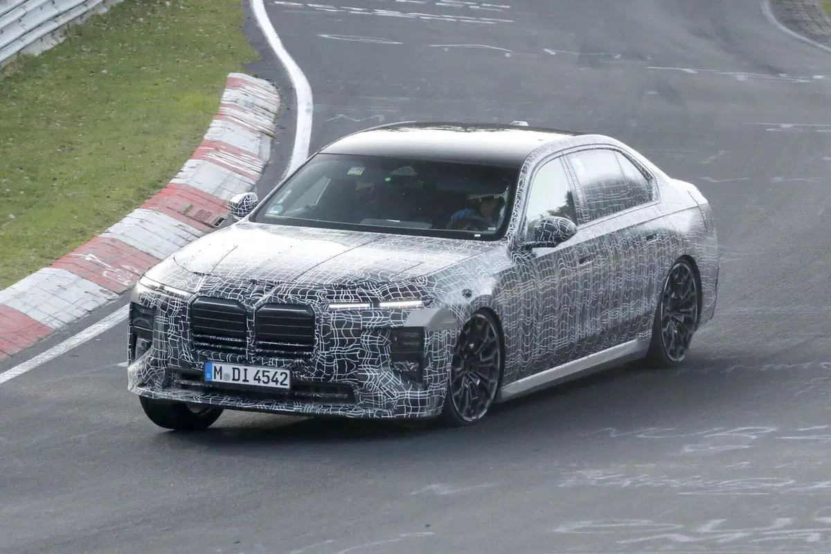 BMW Serie 7, cambia (quasi) tutto: ecco le foto spia del restyling (3)
