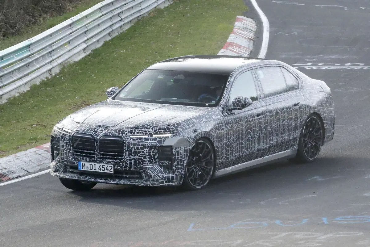 BMW Serie 7, cambia (quasi) tutto: ecco le foto spia del restyling (4)
