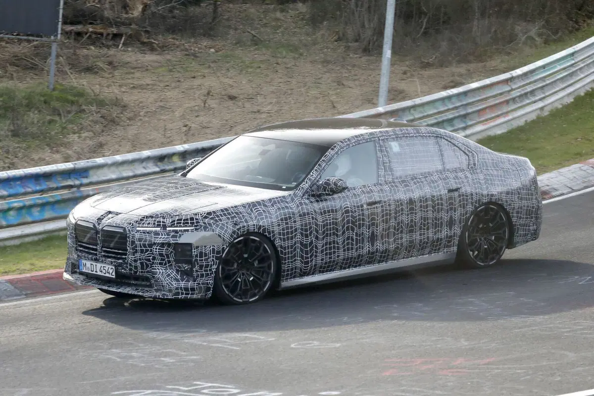 BMW Serie 7, cambia (quasi) tutto: ecco le foto spia del restyling (5)