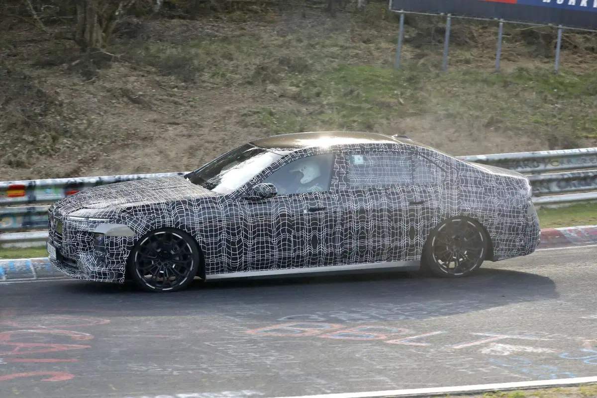BMW Serie 7, cambia (quasi) tutto: ecco le foto spia del restyling (6)