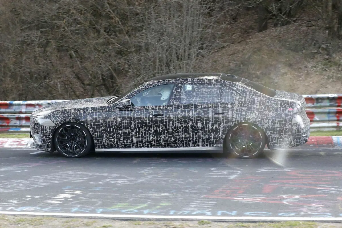 BMW Serie 7, cambia (quasi) tutto: ecco le foto spia del restyling (7)