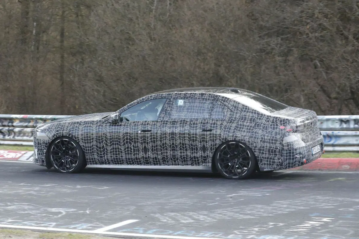 BMW Serie 7, cambia (quasi) tutto: ecco le foto spia del restyling (8)