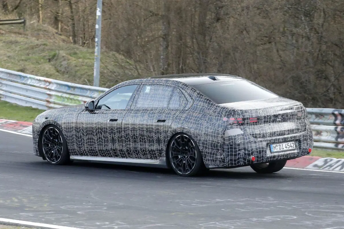 BMW Serie 7, cambia (quasi) tutto: ecco le foto spia del restyling (9)
