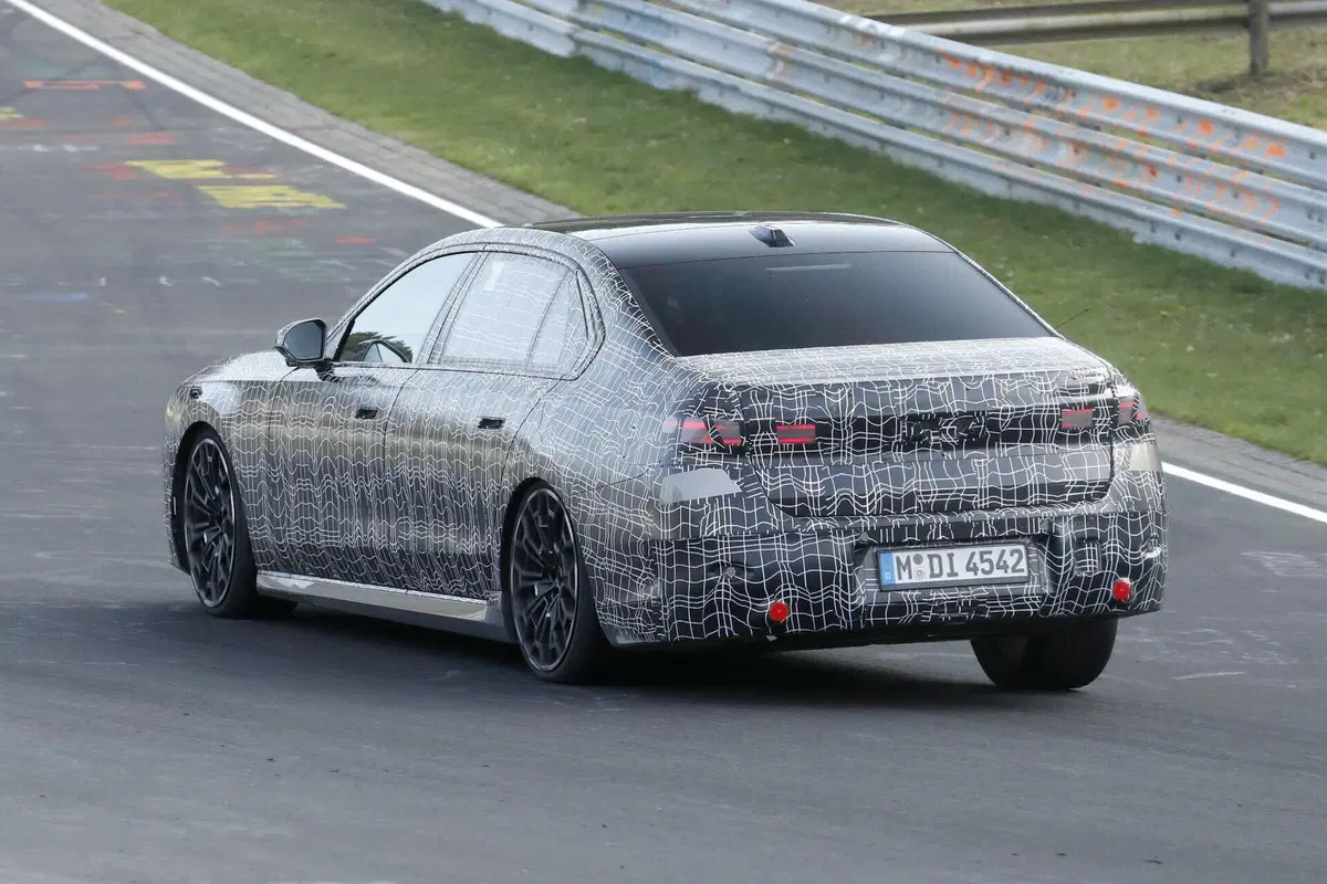 BMW Serie 7, cambia (quasi) tutto: ecco le foto spia del restyling (10)