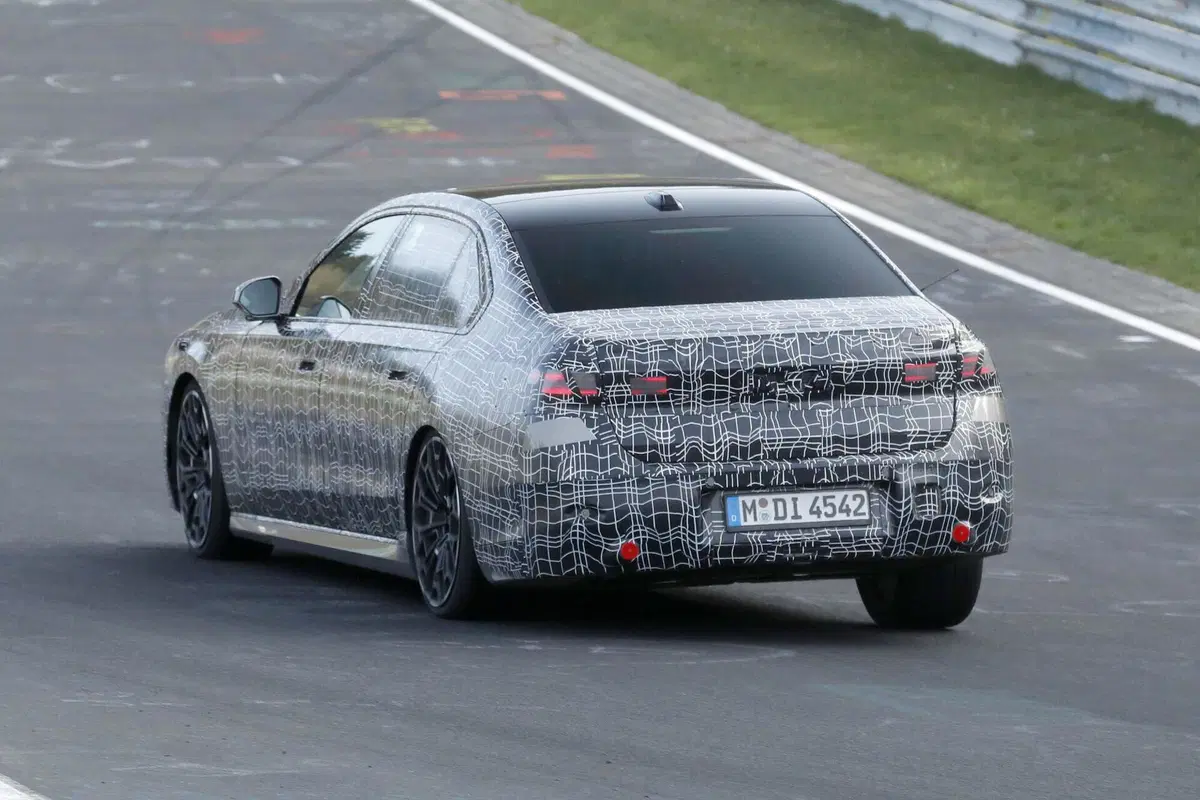 BMW Serie 7, cambia (quasi) tutto: ecco le foto spia del restyling (11)