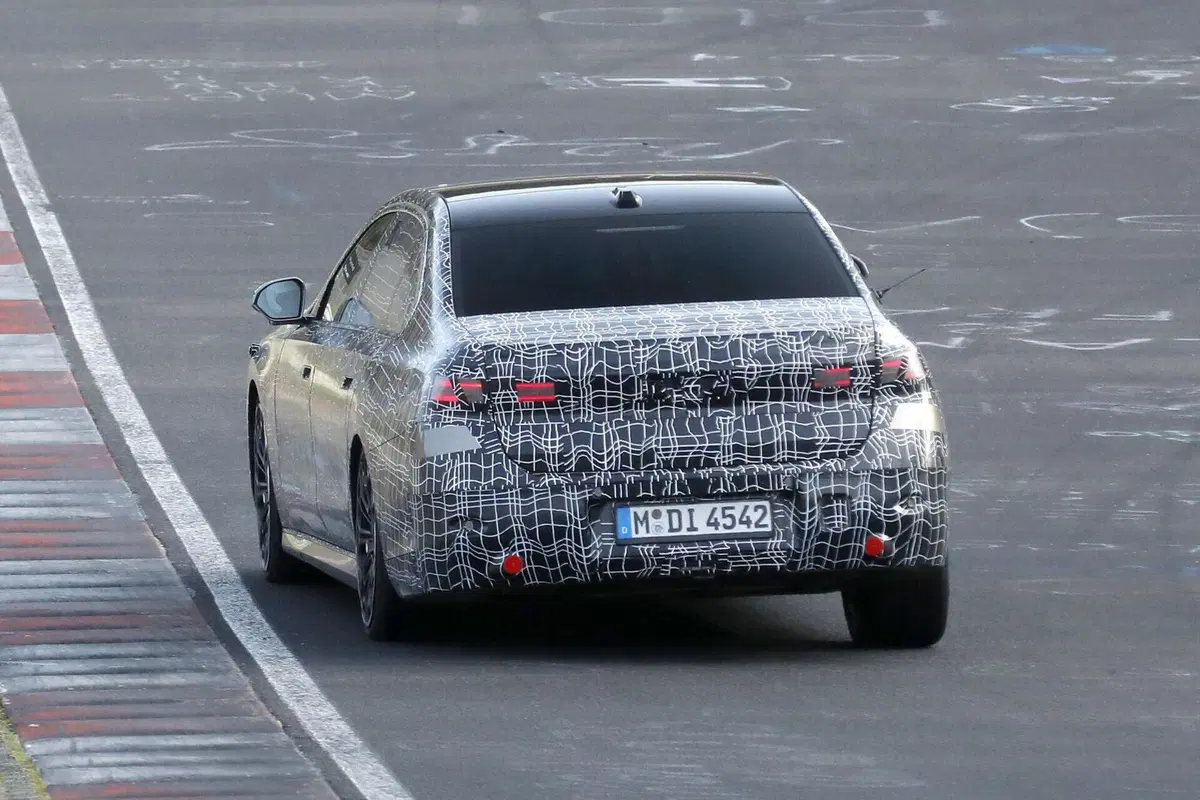 BMW Serie 7, cambia (quasi) tutto: ecco le foto spia del restyling (12)